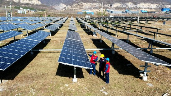 濟(jì)源供電公司供電服務(wù)人員深入到轄區(qū)內(nèi)光伏發(fā)電企業(yè)，了解發(fā)電發(fā)展?fàn)顩r，服務(wù)清潔能源發(fā)展。（楊戰(zhàn)營）