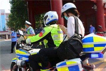 暖心！高考首日上午27名考生受到鄭州交警幫助