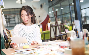 美人潭|文藝女神 自由插畫師袁小真：藏進彩色泡泡里的女人