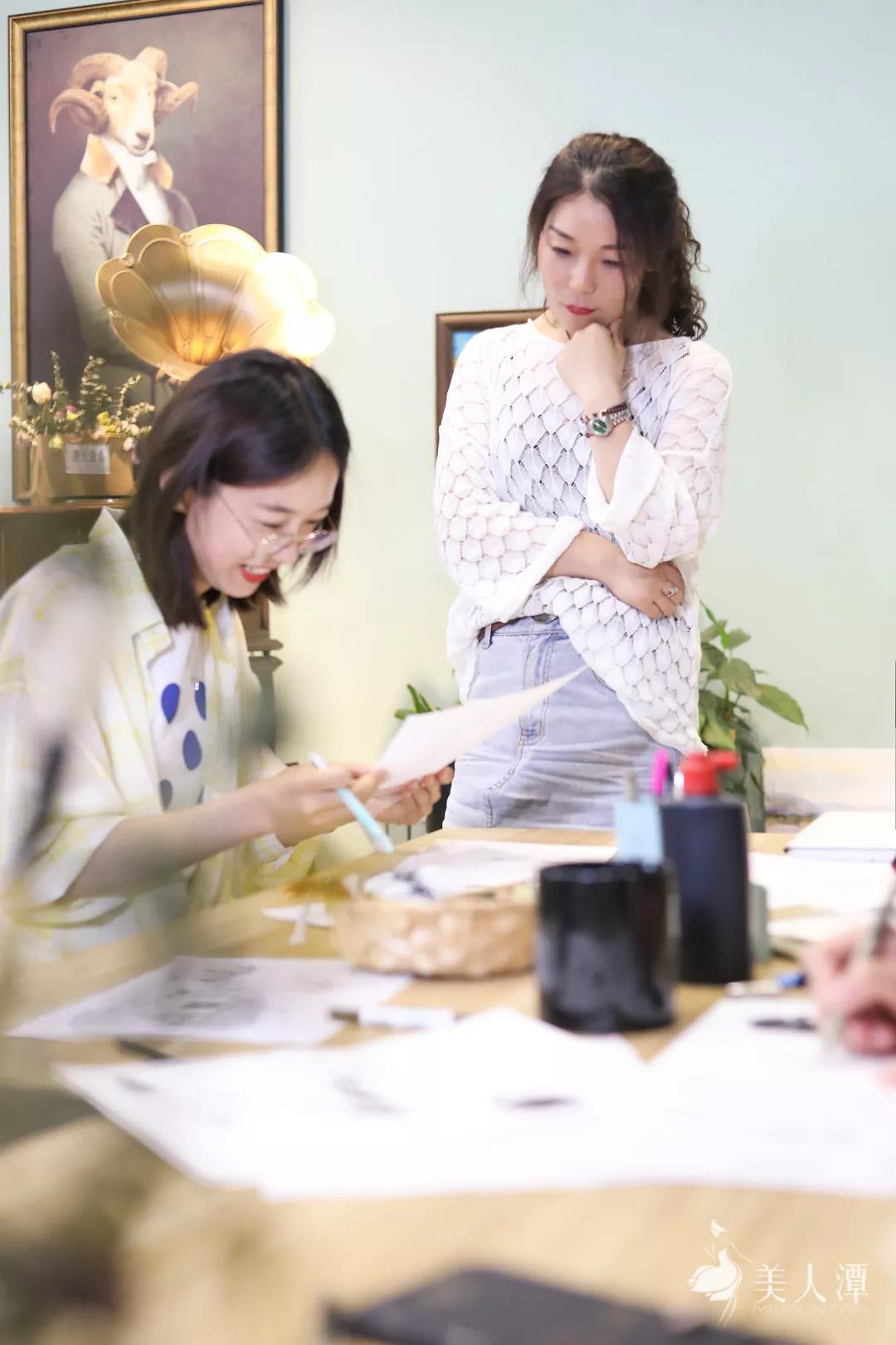 美人潭|文藝女神 自由插畫師袁小真：藏進彩色泡泡里的女人